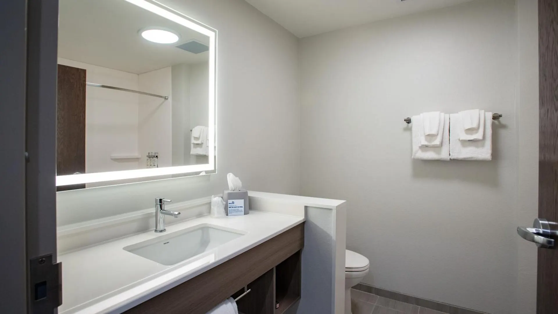 Holiday Inn Express & Suites Pensacola Airport North - I-10 By Ihg Ferry Pass