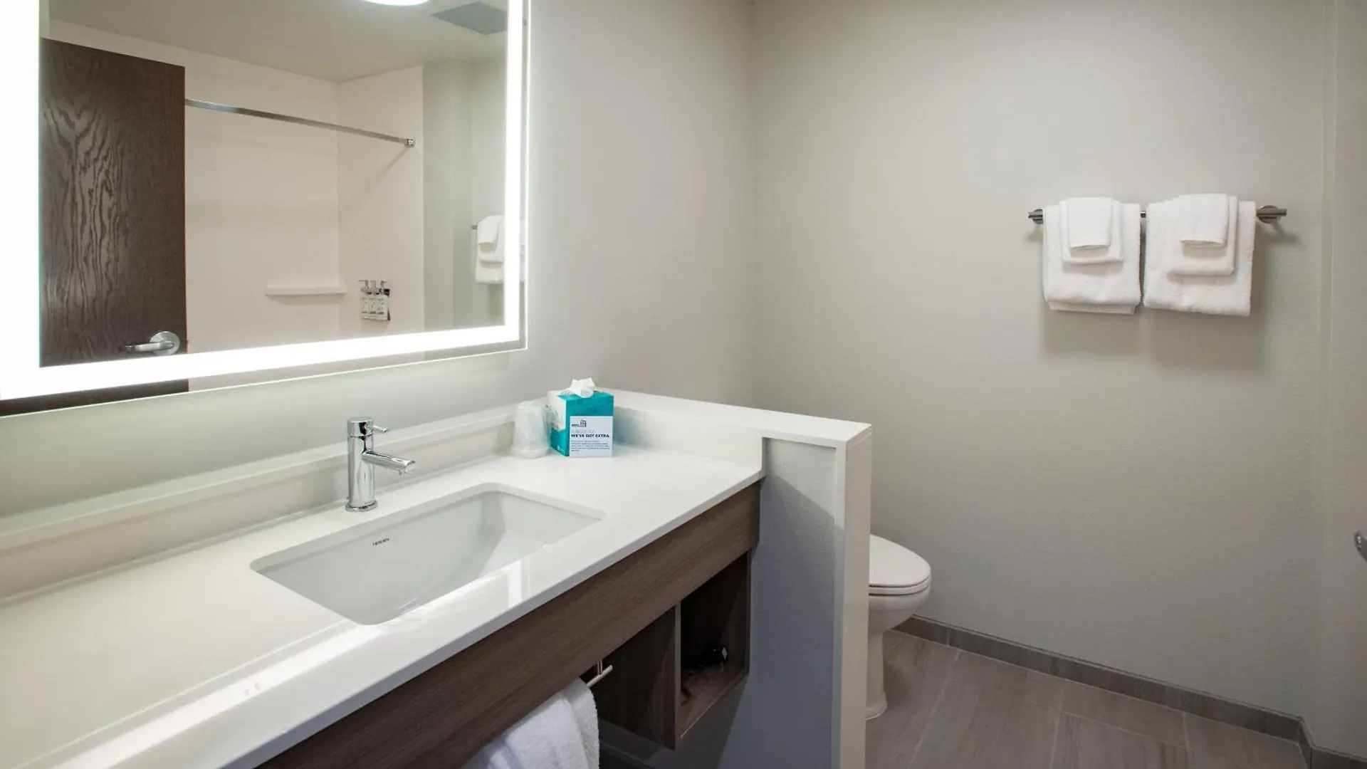 Holiday Inn Express & Suites Pensacola Airport North - I-10 By Ihg Ferry Pass Hotel